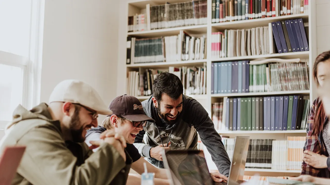 Jeunes en atelier d'initiation aux métiers du spectacle